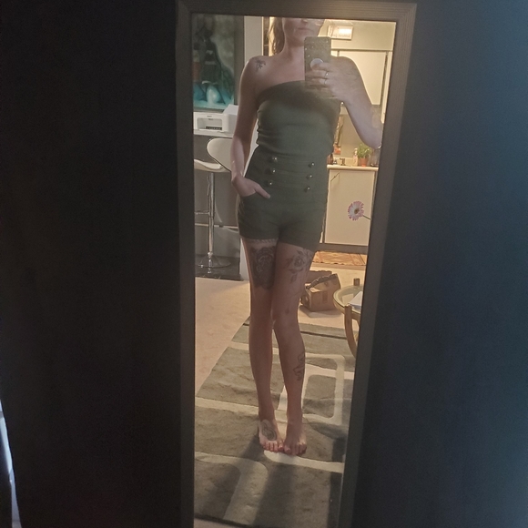 cute olive green romper with pockets & buttons - Picture 2 of 5